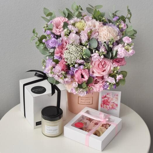 Gift set "Palermo": handmade candle, Belgian chocolate, flowers and postcard
