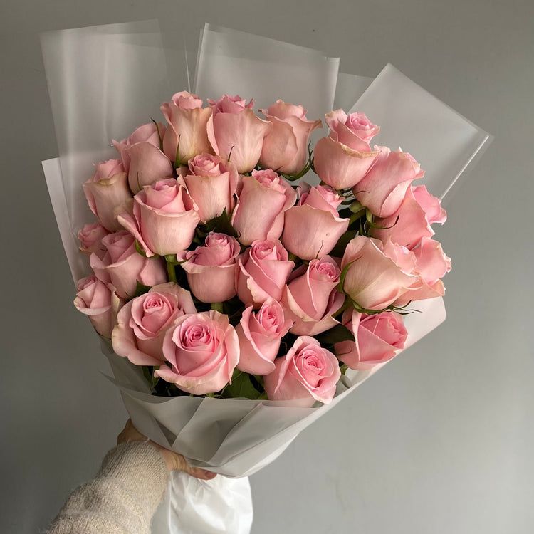 5 pink roses