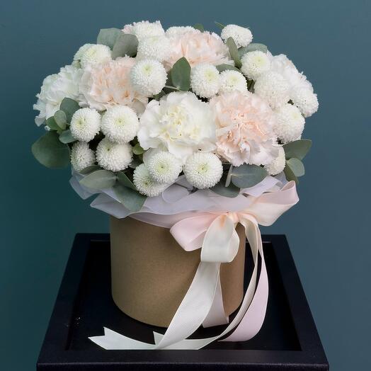 Цветы в коробке Диантусы и Ньютон с эвкалиптом