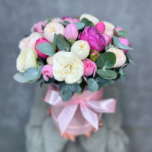 Пионовидные розы микс и эвкалипт в шляпной коробке размер S