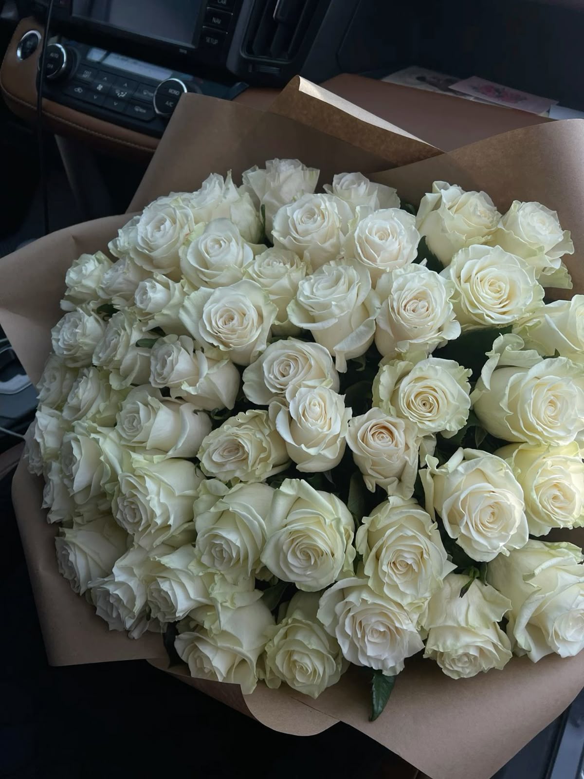 51 White Roses Royal