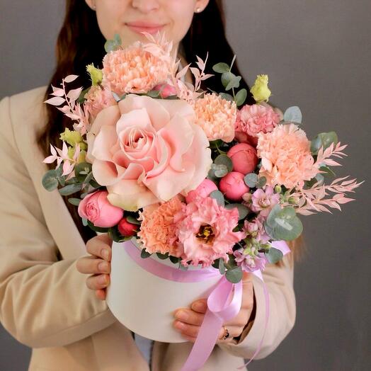 Flower composition with French rose Mondial in the box