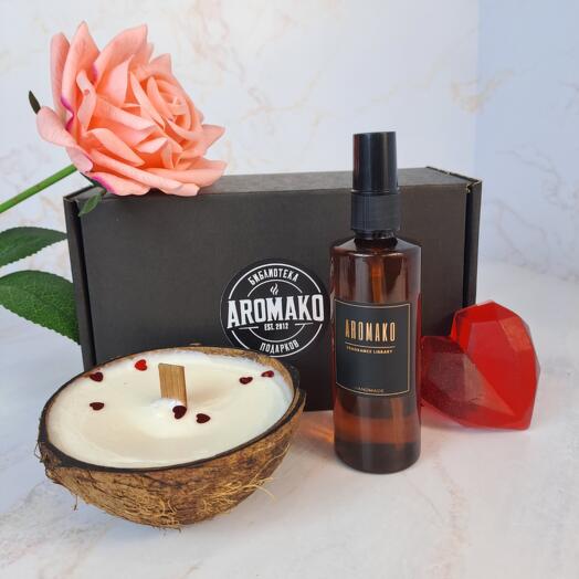 Set for the evening of lovers Massage oil with strawberry aroma and massage candle in a coconut with aroma of cappuccino AROMAKO