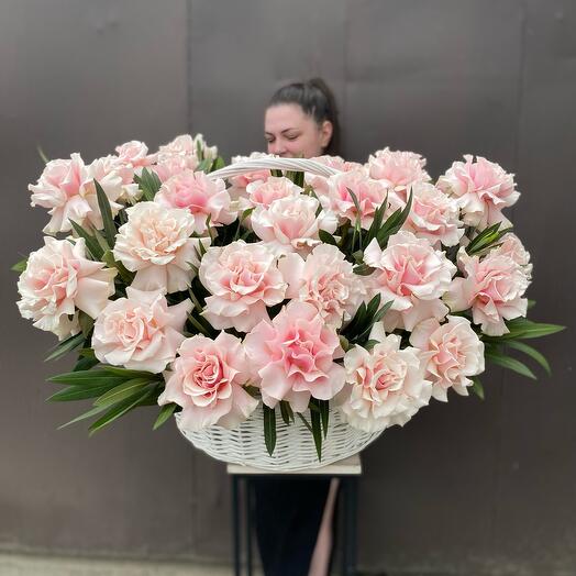 Корзина из 31 шт розовыми вывернутыми французскими розами и эвкалиптом