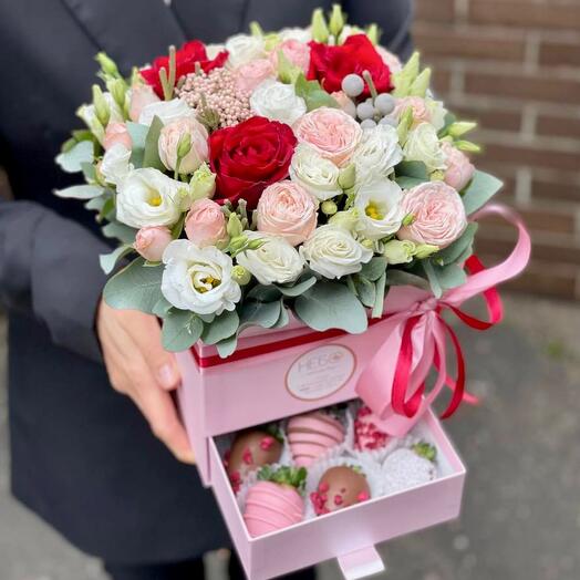 Шкатулка с клубникой и цветами Berry mood микс цветов р-р S