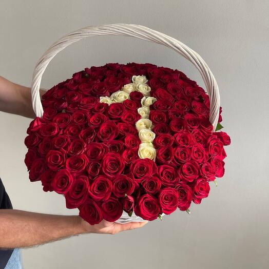 Большая корзина с красными розами и цифра из белых роз