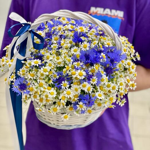 Chamomiles with cornflowers in a basket 💙