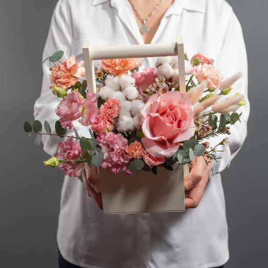 Ящик с розой, эустомой и хлопком "Коралловый миф"