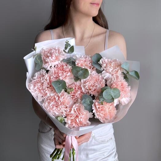 Нежный букет розовый диантус и эвкалипт