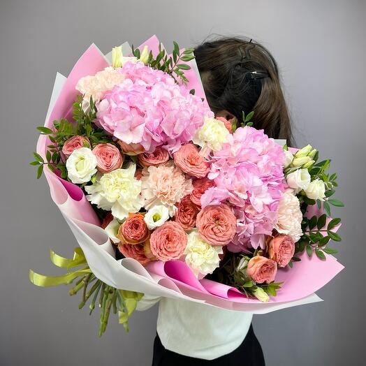 Букет из розовых Гортензий,белой Эустомы и Диантусов