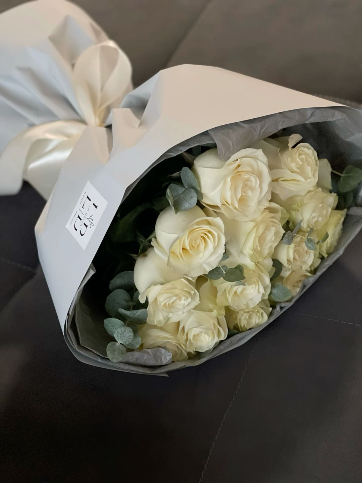 9 white roses
