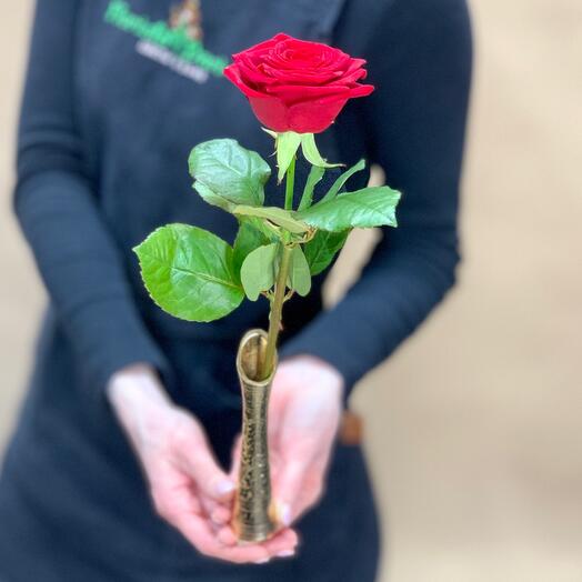 Интерьерная композиция из позолоченной стильной вазы и алой ароматной розы