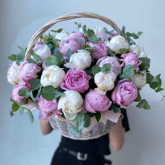 Корзина с пионами