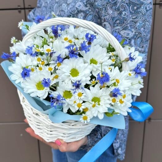 Мини корзиночка с васильками и ромашками
