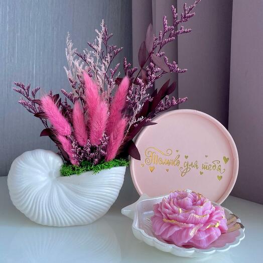 Kashpo shell with dried flowers. And fragrant candle peony in a gift box