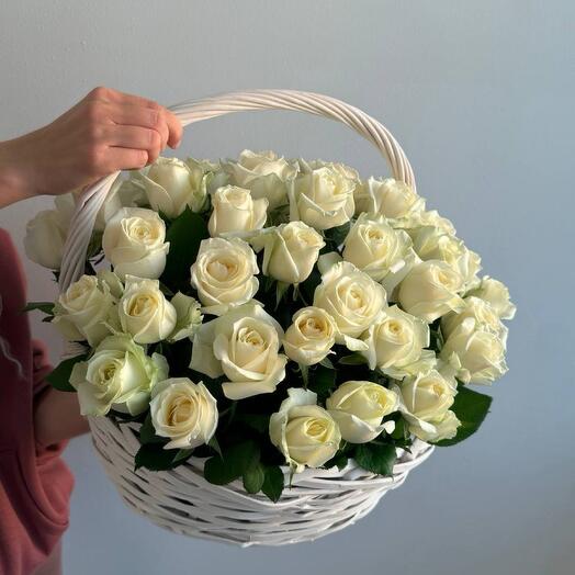 Корзина из 51 белой розы