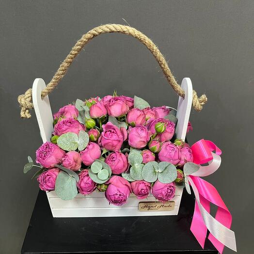 Белый ящик с пионовидной розой и эвкалиптом