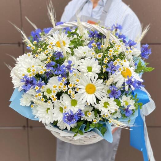 Basket with cornflies and daisies