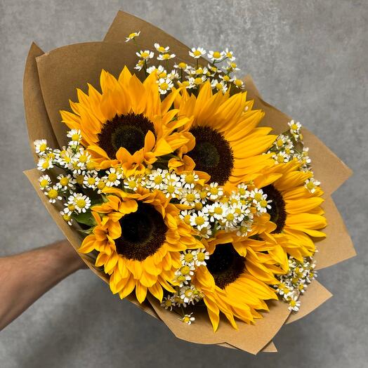 Букет из 5 желтых подсолнухов и ромашек