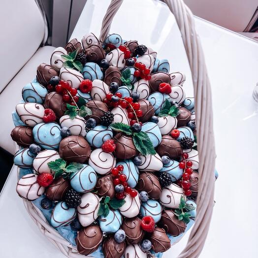 Корзина с ягодами