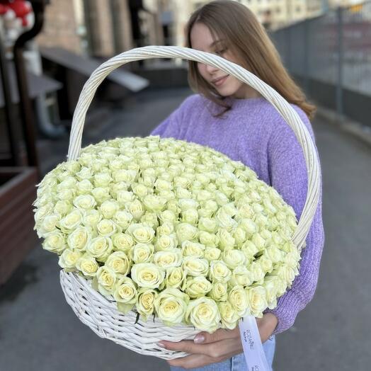 201 изящная белая роза в корзине