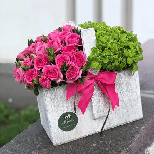 Яркий цветочный ящик с гортензией и Розами