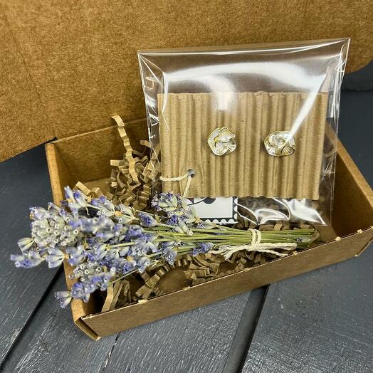 🌞 A charming gift: elegant earrings - cloves with a miniature snow -white flower + fragrant lavender