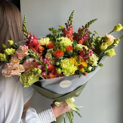 Garden flowers in the bouquet "Summer paints"