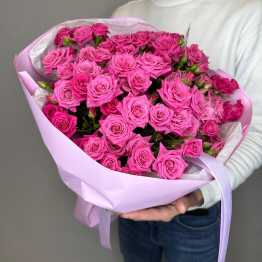 Букет из малиновых кустовых роз