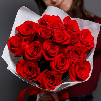 15 красных роз