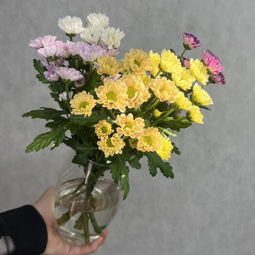 Букет из разноцветных ромашек Miss в вазе