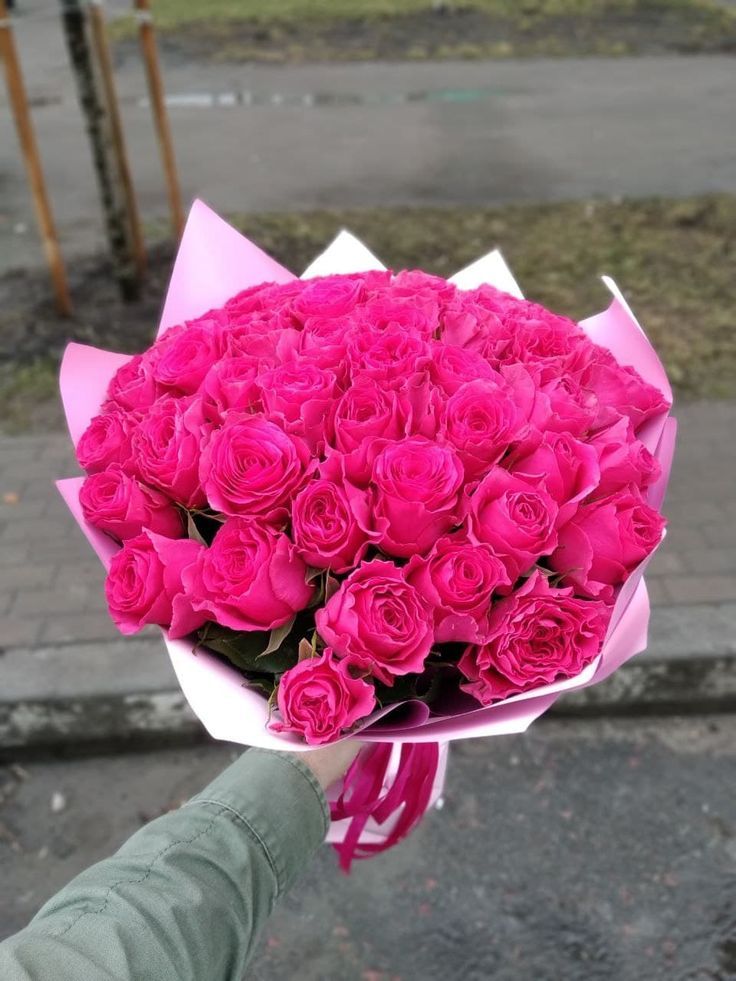 11 розовых роз