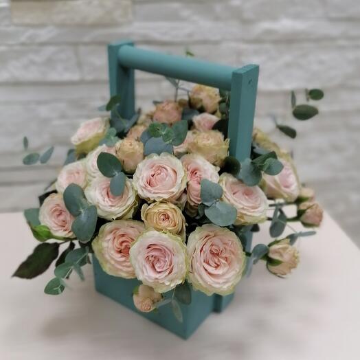 Пионовидная кустовая роза в ящике