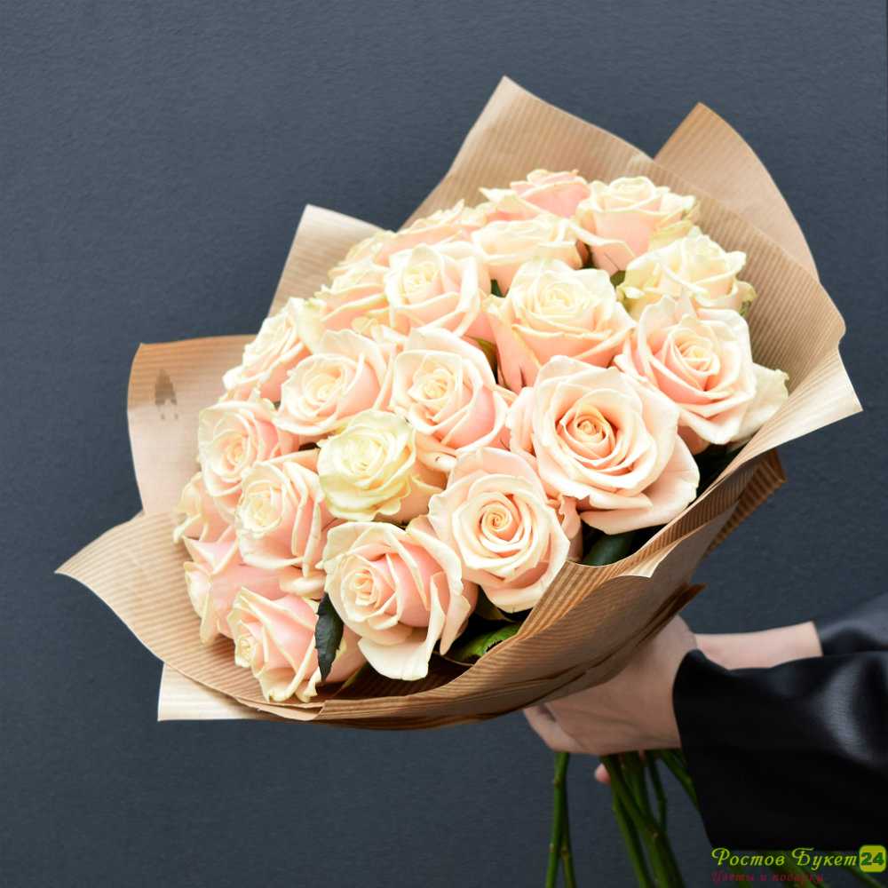 7 кремовых роз
