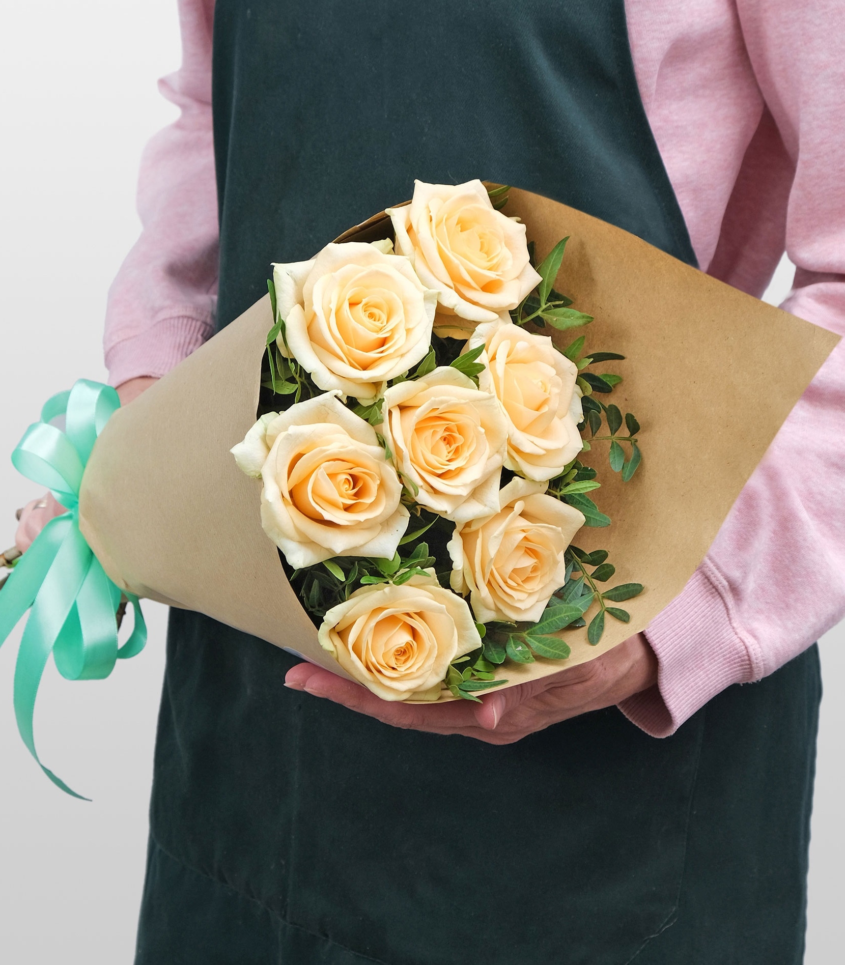 7 кремовых роз