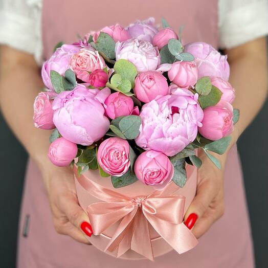 Цветы в коробке. Пионы Сара Бернар, розы Сильва Пинк и Эвкалипт (M)