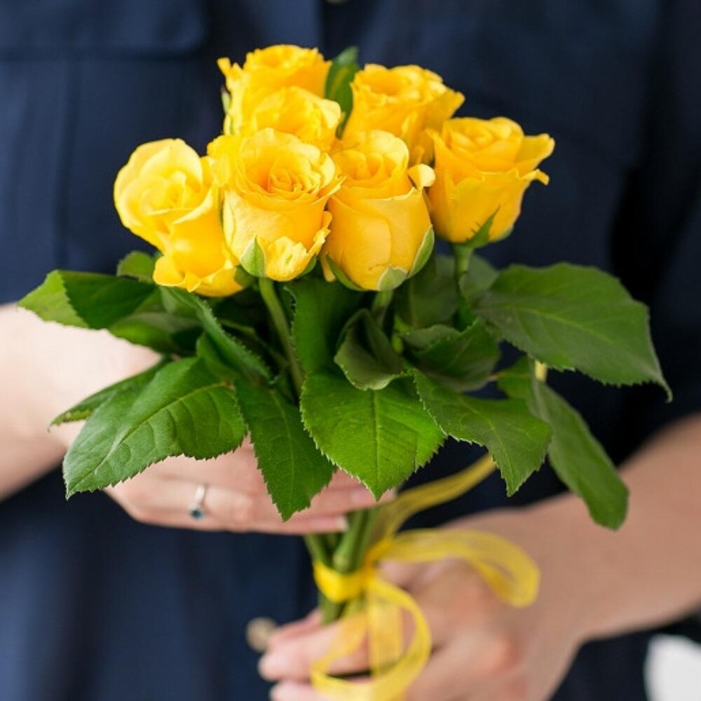 7 yellow roses