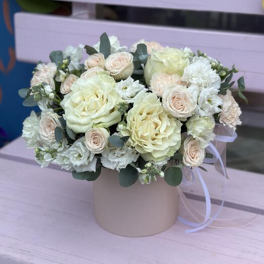 Hat box with roses and east
