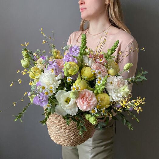 Цветущая корзина из нежных сезонных цветов