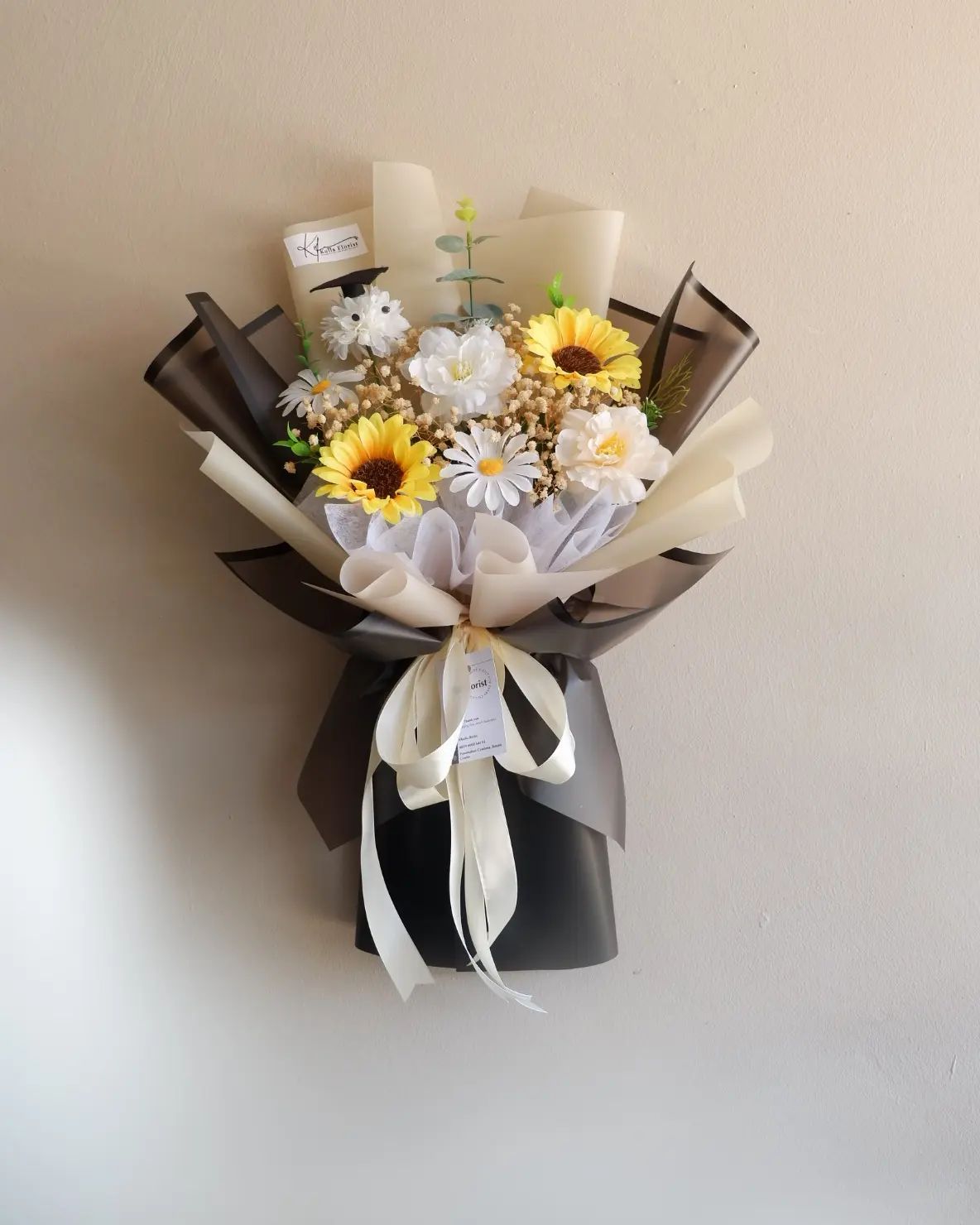 Праздничная композиция из цветов 🎉