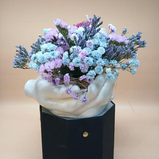 Композиция В гипсовых руках