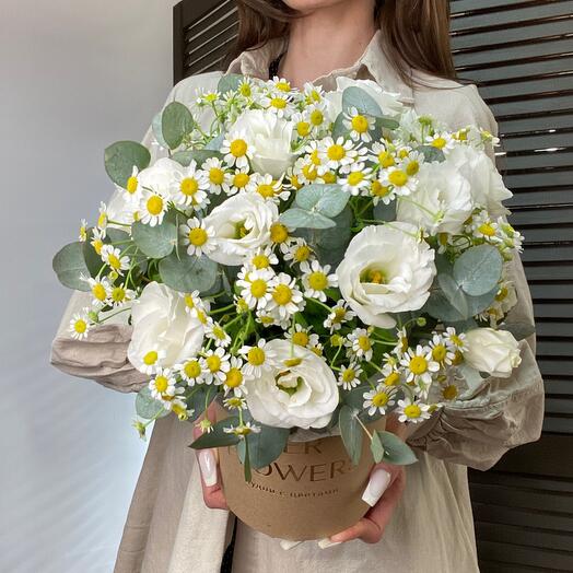 Эустома с ромашкой и эвкалиптом в коробке