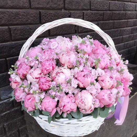 Корзина с пионами и маттиолой