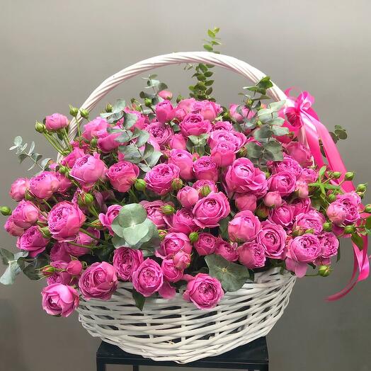 Корзина с пионовидными розами Мисти Баблс