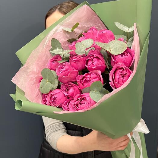 Букет пионовидных кустовых роз