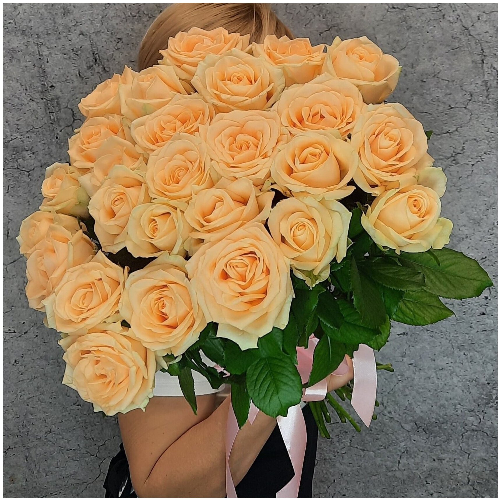 25 кремовых роз