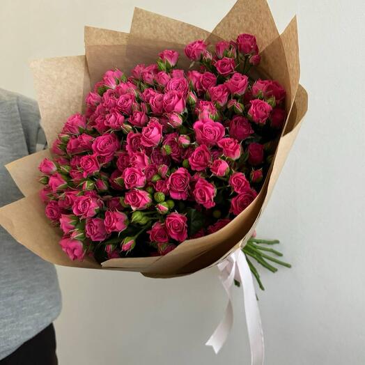 Букет из 17 ярких кустовых роз 50см в крафте