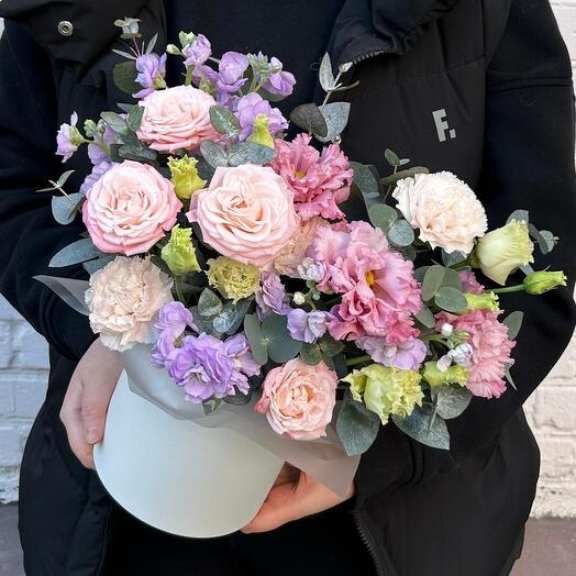 Flower composition in a hat box