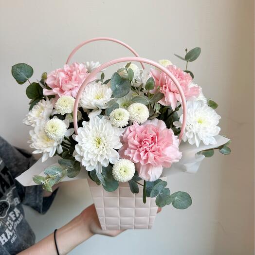 Композиция с белыми цветами и розовыми диантусами