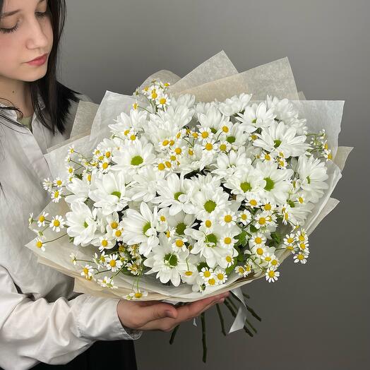 Букет из кустовой хризантемы и ароматной ромашки